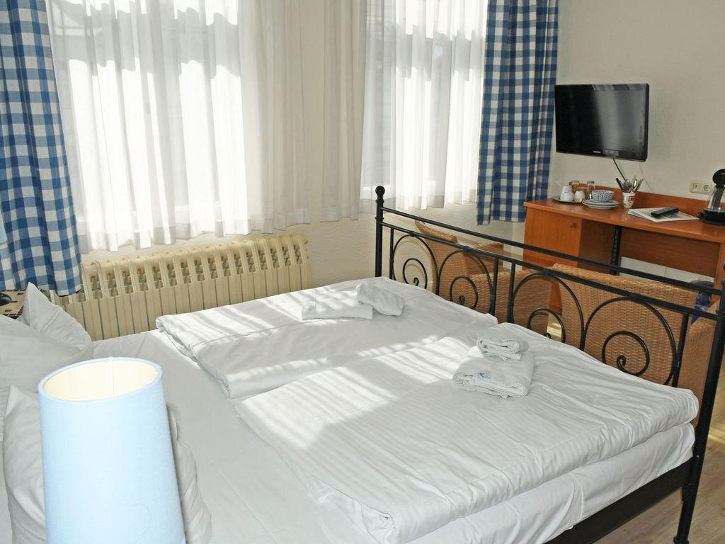 Doppelzimmer 11 - Appartementhaus Sellin in Stil der Bäderarchitektur detail 2