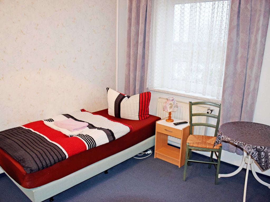 01 Einzelzimmer
