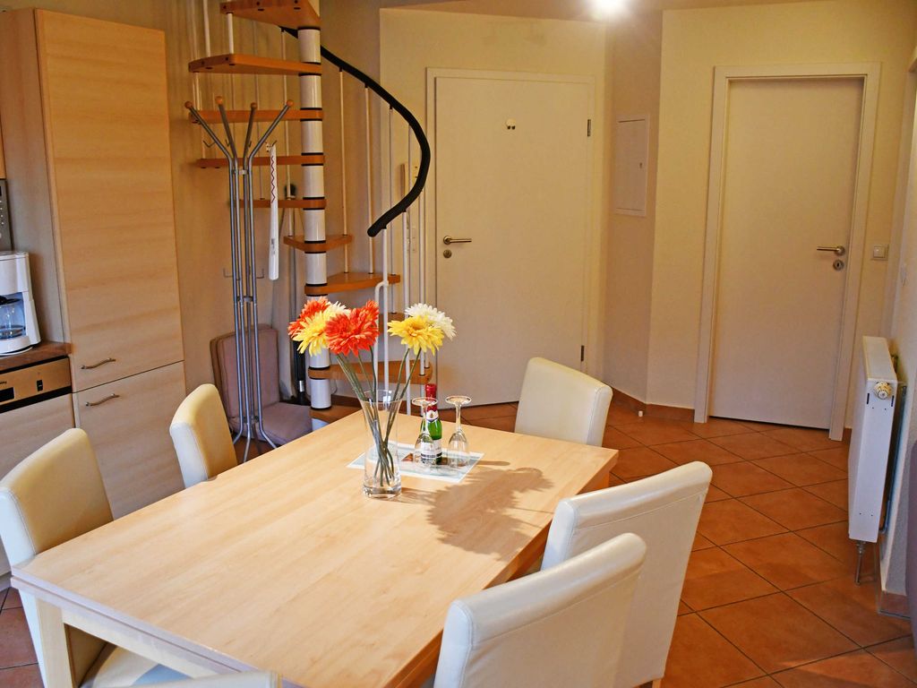 04 Ferienwohnung mit Balkon - Ferienhaus Alt-Baabe mit Terrasse oder Balkon detail 2