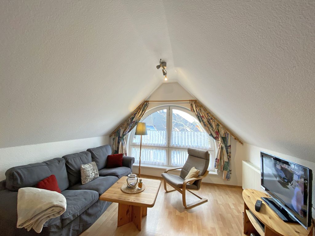 Haus Rügenwind Whg. 05 DG - W: Haus Rügenwind mit 4 komfortablen Wohnungen detail 1