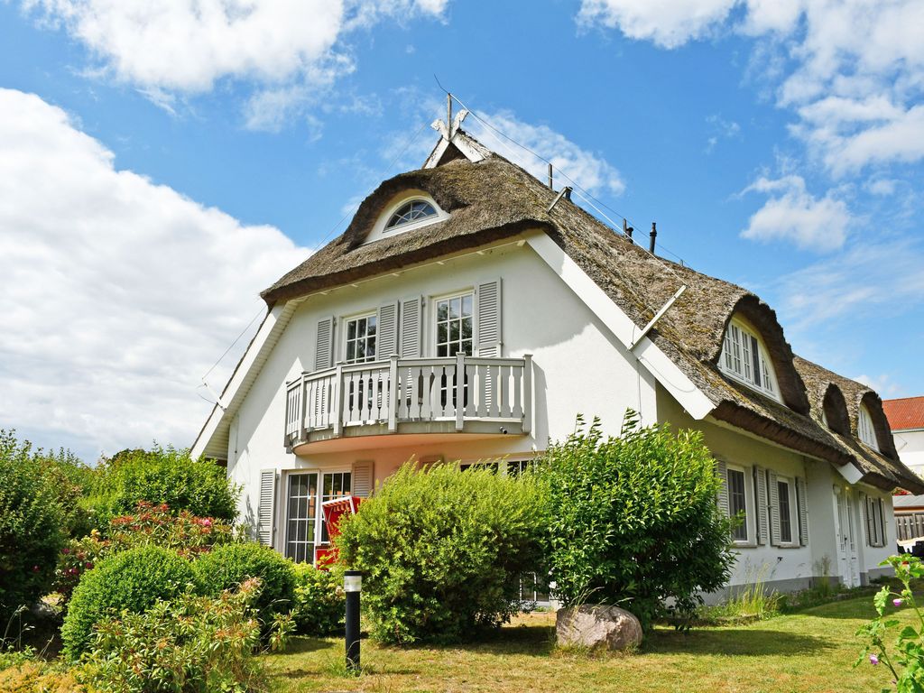 Landhaus mit Reetdach am Teich