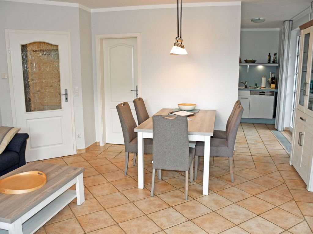 Ferienwohnung EG 1 mit Terrasse und Strandkorb - Landhaus mit Reetdach am Teich detail 3