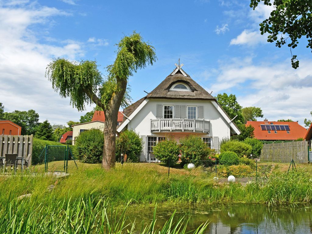 Landhaus mit Reetdach am Teich detail 3