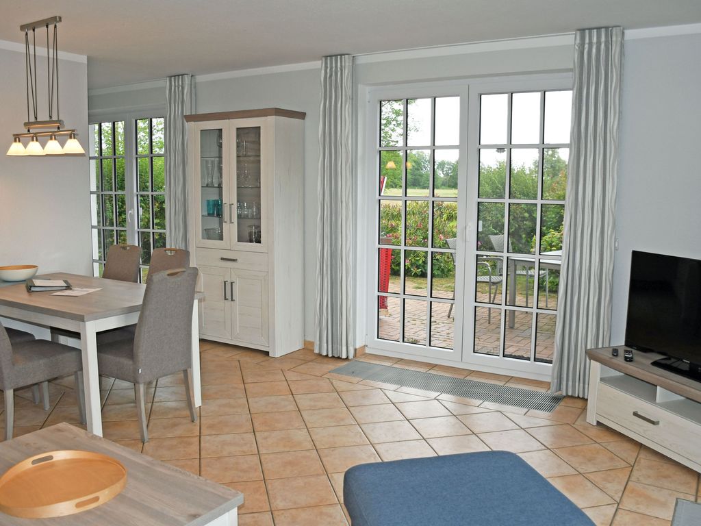 Ferienwohnung EG 1 mit Terrasse und Strandkorb - Landhaus mit Reetdach am Teich detail 2