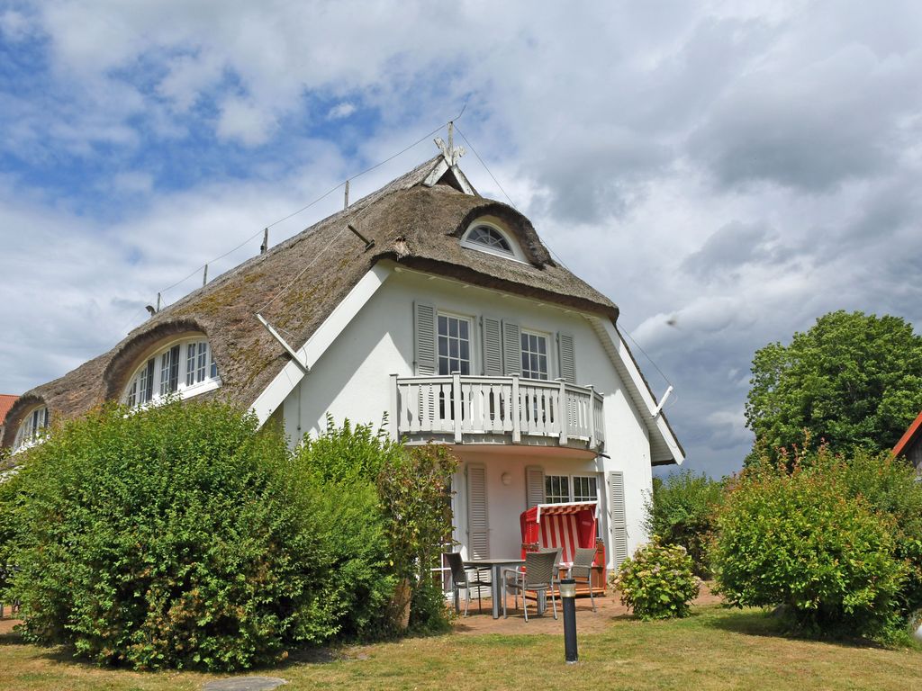 Landhaus mit Reetdach am Teich detail 1
