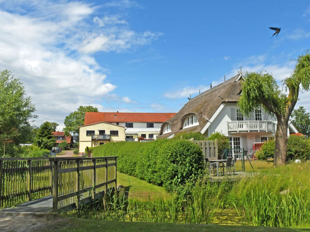 Landhaus mit Reetdach am Teich detail 4