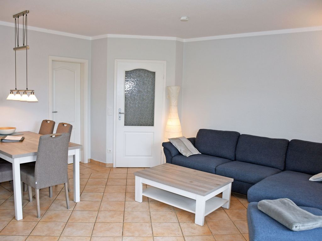 Ferienwohnung EG 2 mit Terrasse und Strandkorb - Landhaus mit Reetdach am Teich detail 2