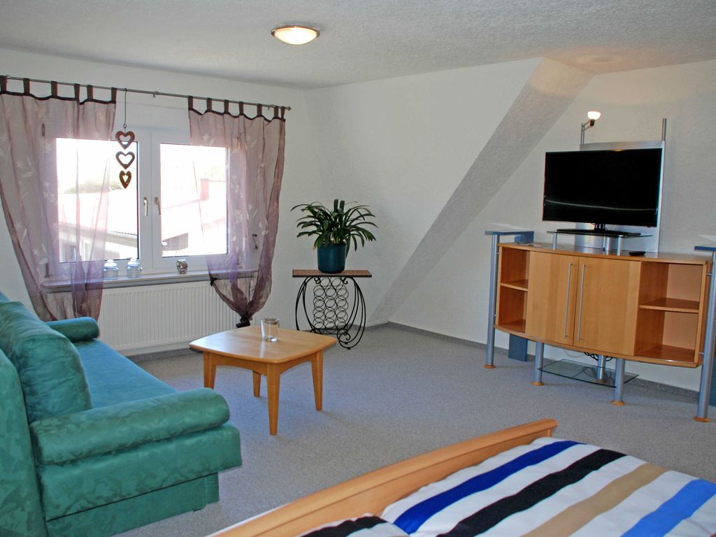 Ferienwohnung Pommernhof im OG mit Sitzecke im Garten