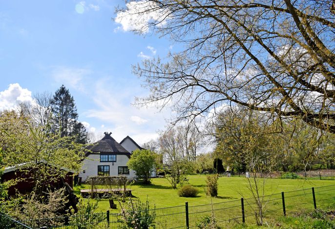 Ferienhaus und -wohnung unterm Reetdach in Woorke