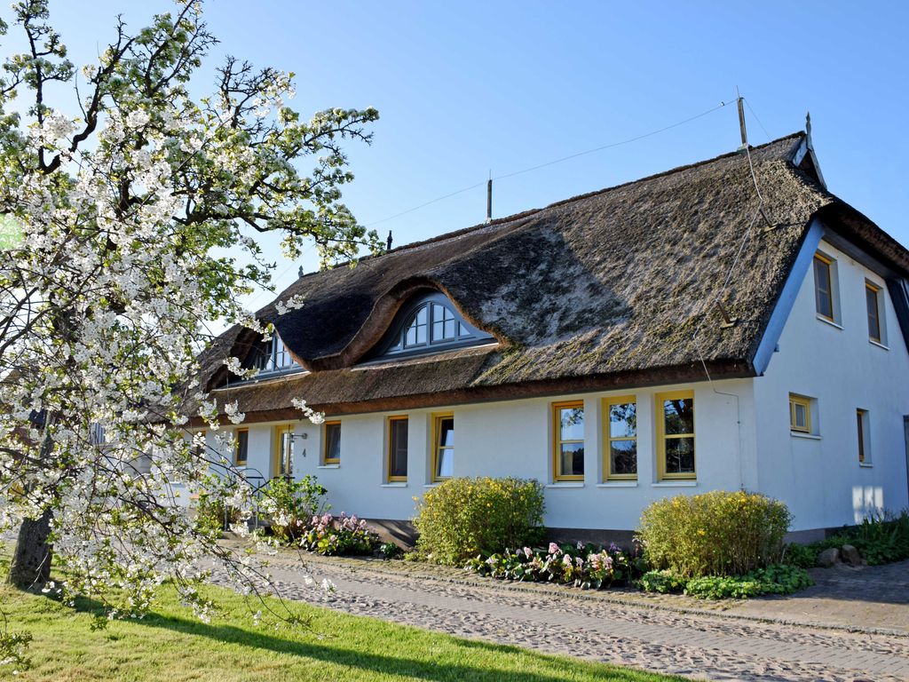 Ferienwohnungen im Fischerdorf und unterm Reetdach