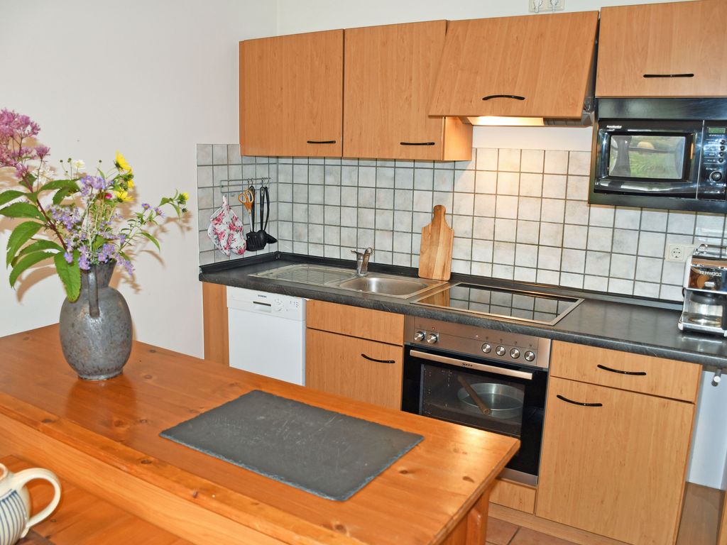 02 Ferienwohnung mit Gartenterrasse - Ferienwohnungen im Fischerdorf und unterm Reetdach detail 1